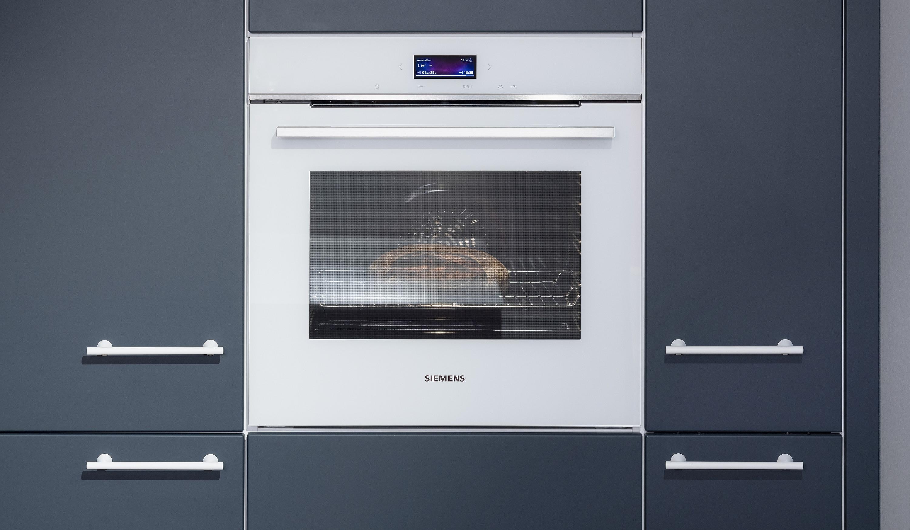 weißer Siemens Einbauofen in blauer Küche