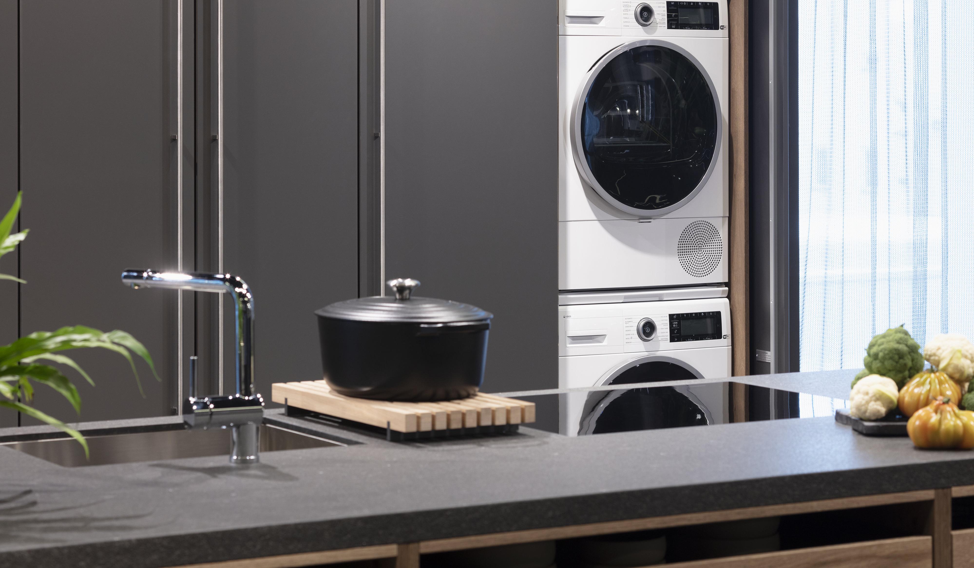 Waschmaschine und Trockner hinter Pocket Doors in einer LEICHT Küche