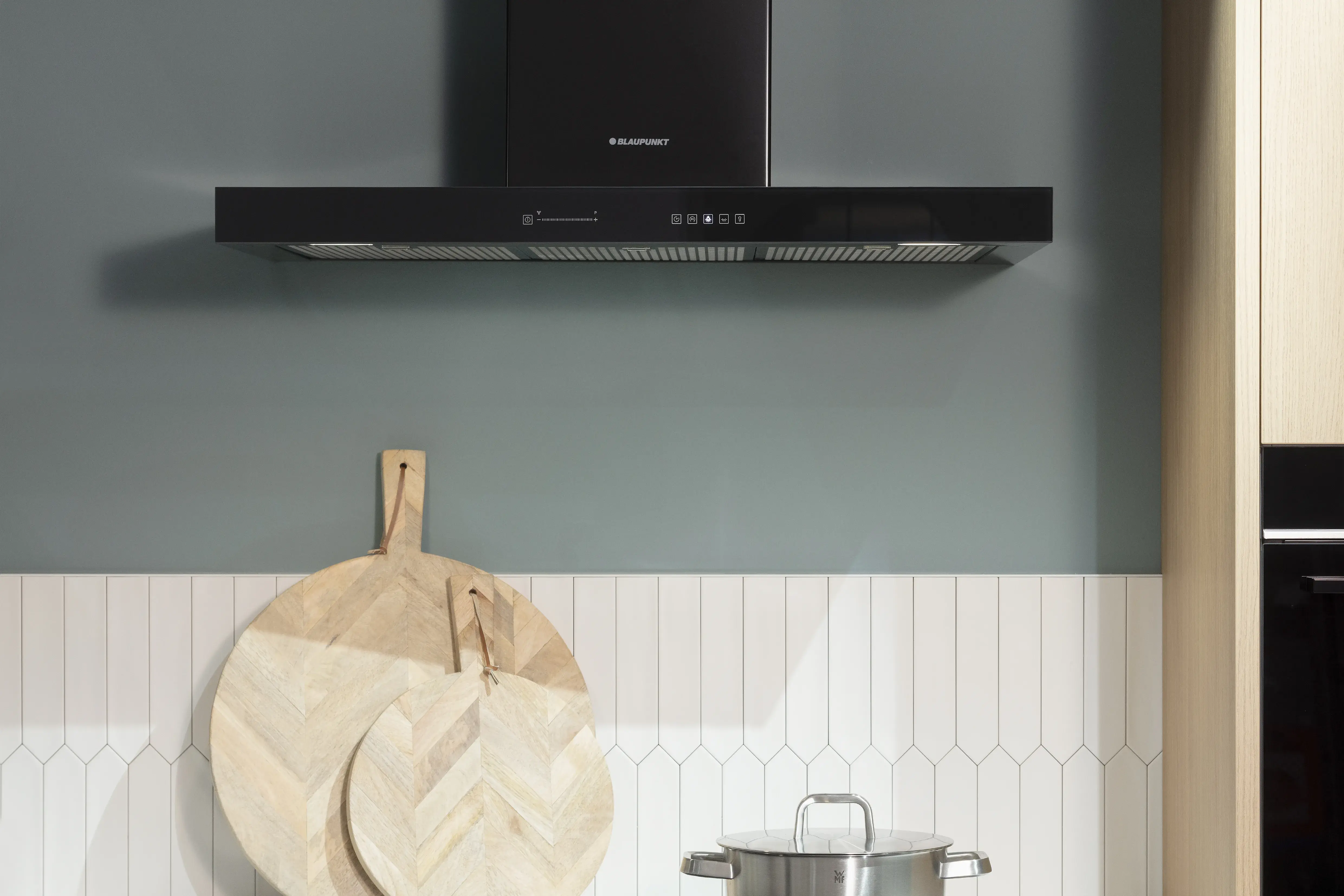 Dunstabzugshaube von Siemens über dem Kochfeld mit schönem Fliesenspiegel. 