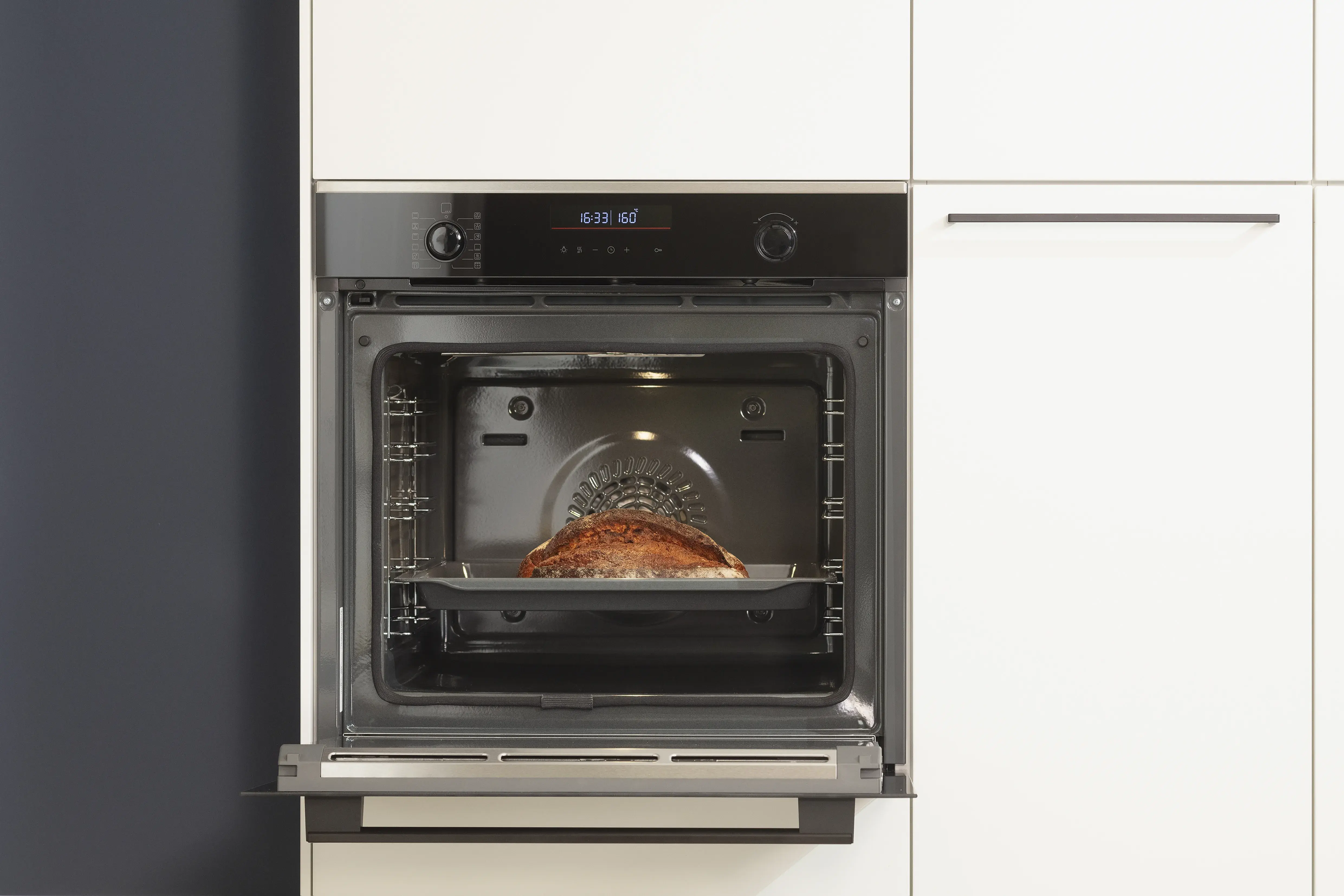 Kristallweiß Schrank mit Herd. 